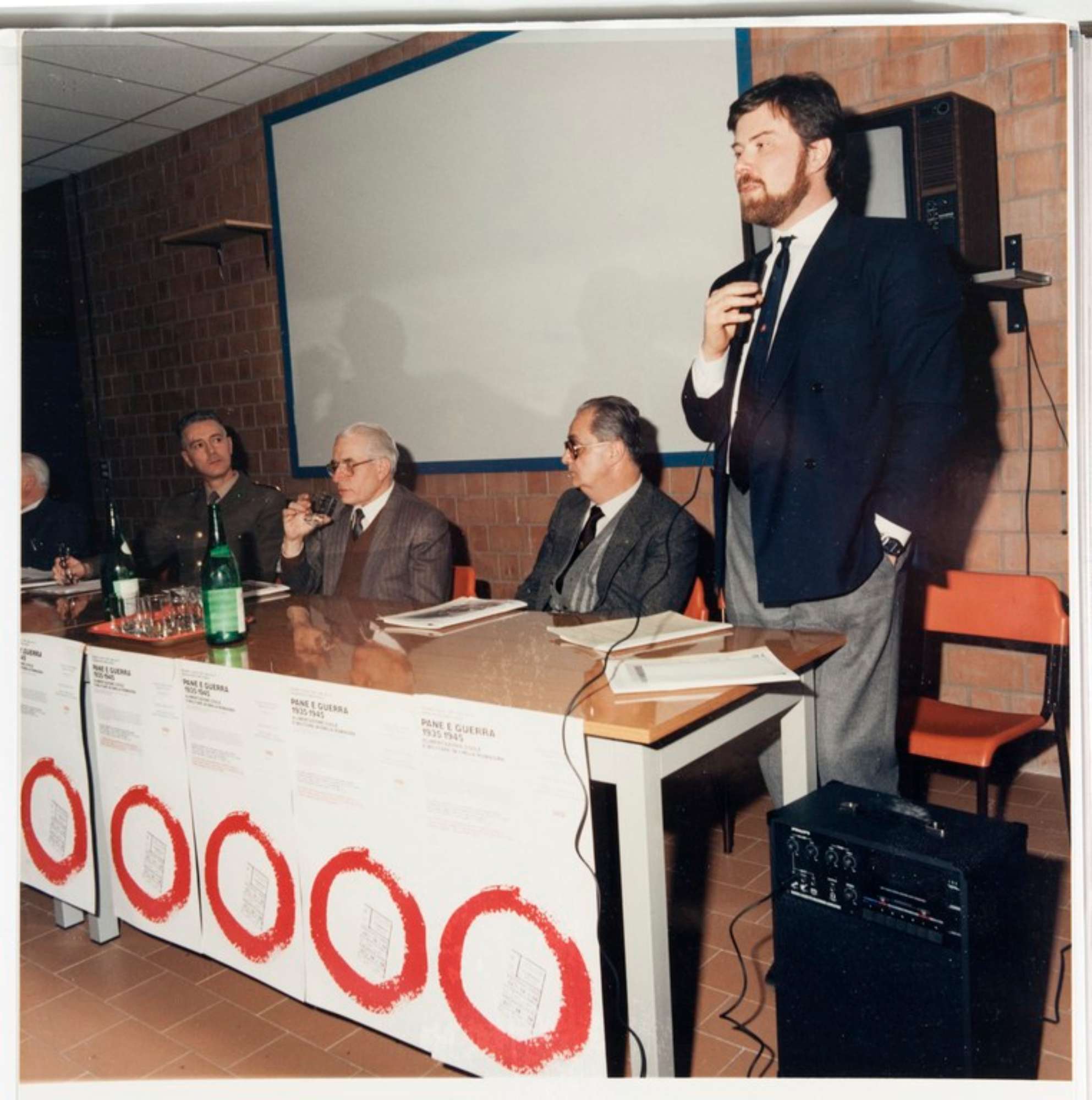 Modena 5 marzo 1987, inaugurazione della mostra "Pane e Guerra 1935-1945 Alimentazione civile e militare in Emilia Romagna". Tavolo dei relatori